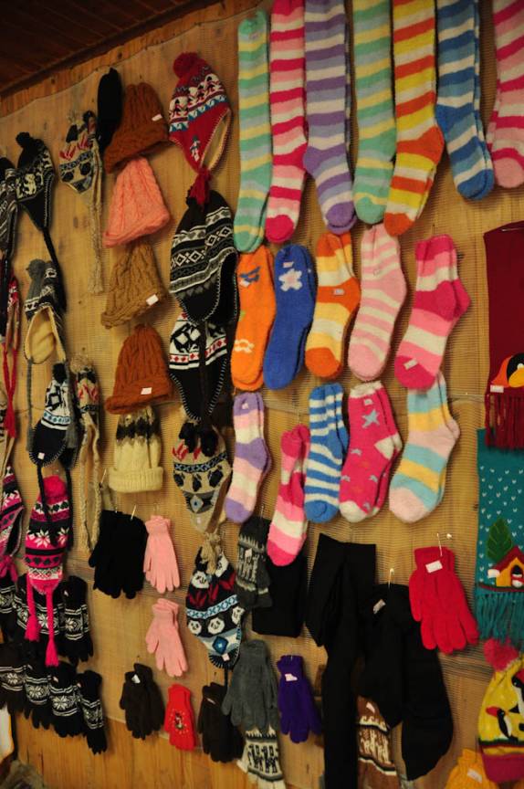 As lojas aproveitam para vender artigos para o frio, em Urubici - SC